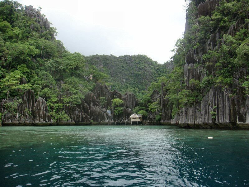 巴尔拉库达湖(barracuda lake)也被称为cayangan lake,位于菲律宾
