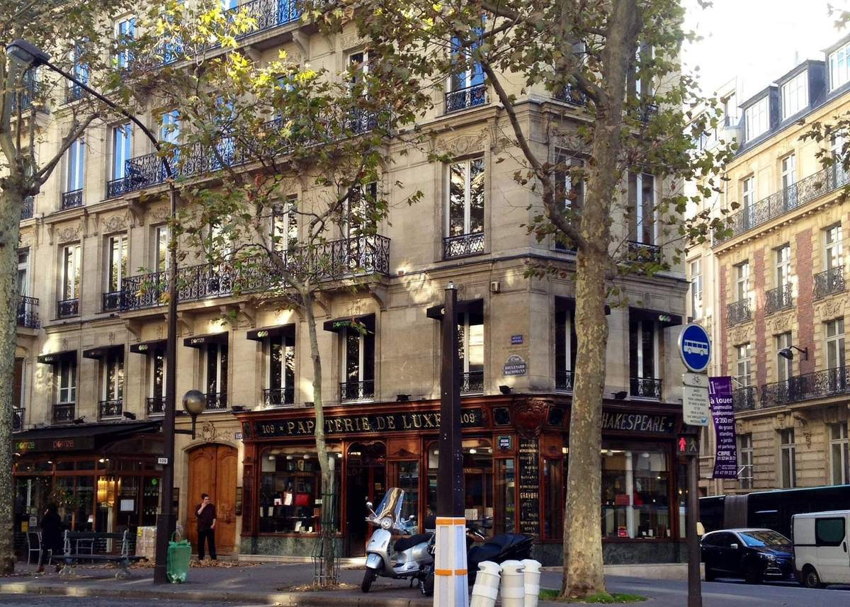 奥斯曼大道如今是来巴黎的购物狂和游客们最喜欢的购物街之一.