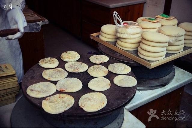 巴村人石板烤糍粑