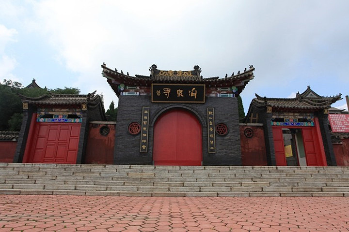 "寺院建在海拔455米的鼓山山腰，占地约1.涌泉寺为闽刹之冠，是全国重点寺庙之一_涌泉寺"的评论图片