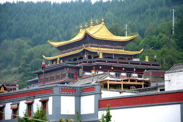 大金瓦殿位于塔尔寺正中,是塔尔寺最主要最古老的建筑.