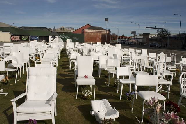 为纪念逝世者的185张白色椅子