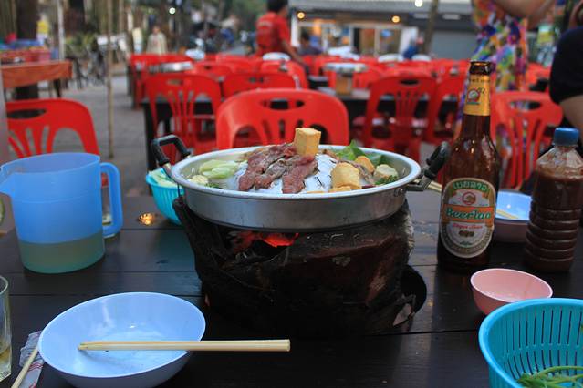 老挝特色自助火锅