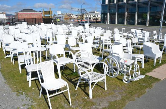 为纪念逝世者的185张白色椅子