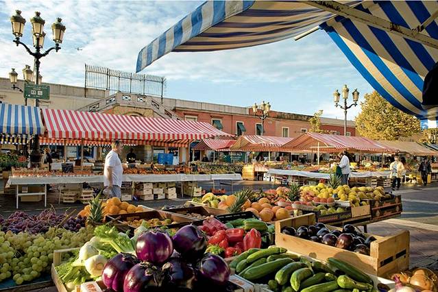 Marche aux Fruits et Legumes