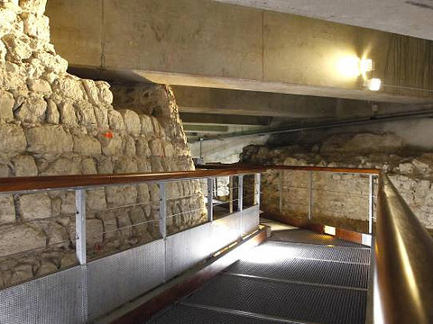 圣母院广场地下墓室