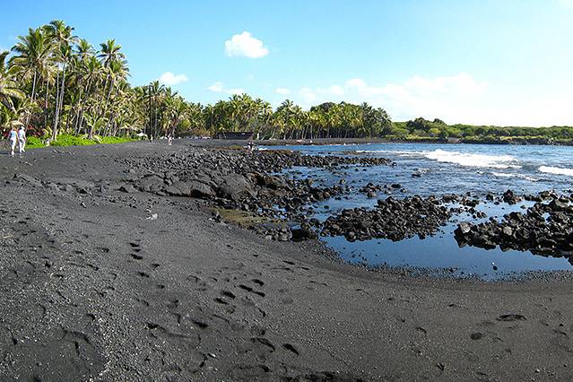 普纳鲁吾黑沙海滩