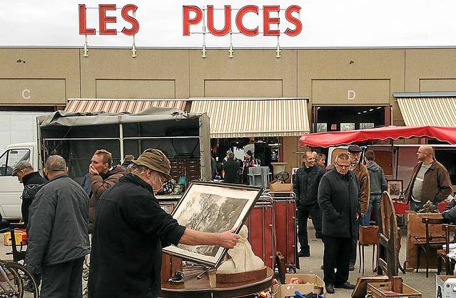 河边跳蚤市场商店