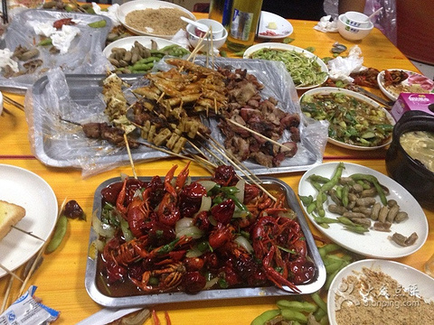 人均:66元 热门点评: 共2条点评                   很方便的大排档