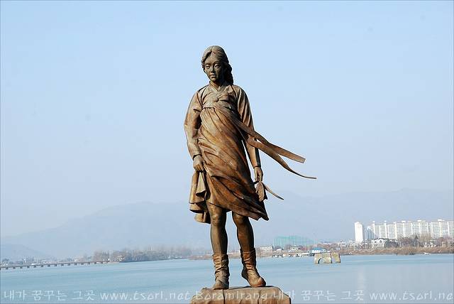 昭阳江少女铜像