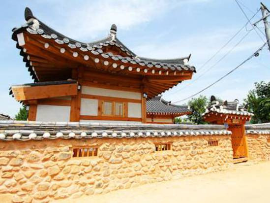 景点详情鸡林是韩国庆州市校洞瞻星台和半月城之间的树林,是庆州金氏