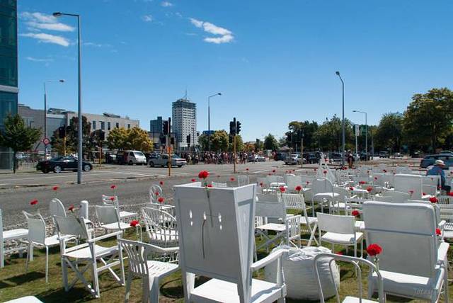 为纪念逝世者的185张白色椅子