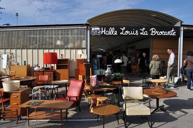 河边跳蚤市场商店