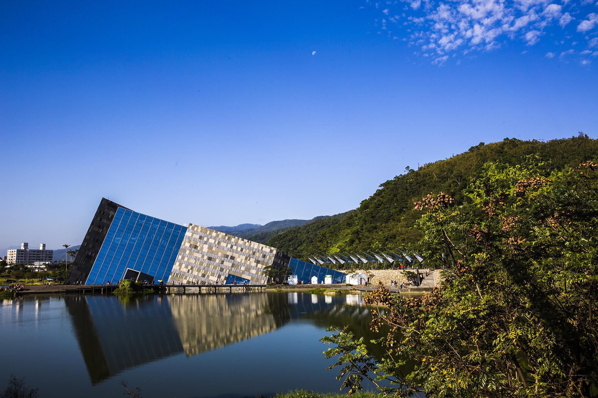 从两百年前汉人进入兰阳平原开垦以来,宜兰市就以优越的地理条件成为