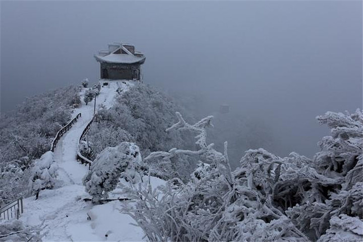 "每日朝阳四起或是落日晚霞时刻，在山顶眺望都宛如仙境，十分震撼。五雷山的迷人在于当地人对它的信仰_五雷山风景区"的评论图片