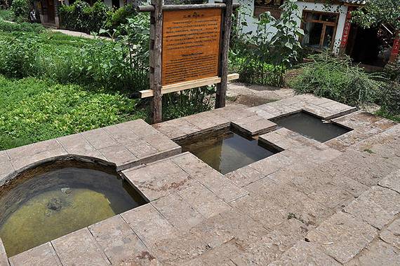 把天然的泉眼修成高地错落的三口井,各自分工,一水多用.