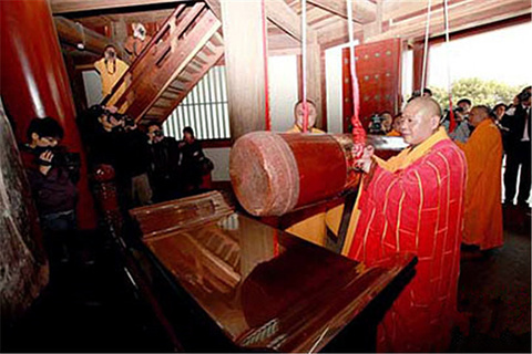 寒山寺新年敲钟