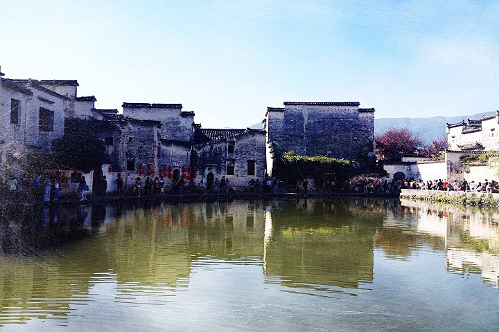 古村内全都是粉墙黛瓦的老房子,一些古时大户人家的宅院对外开放参观