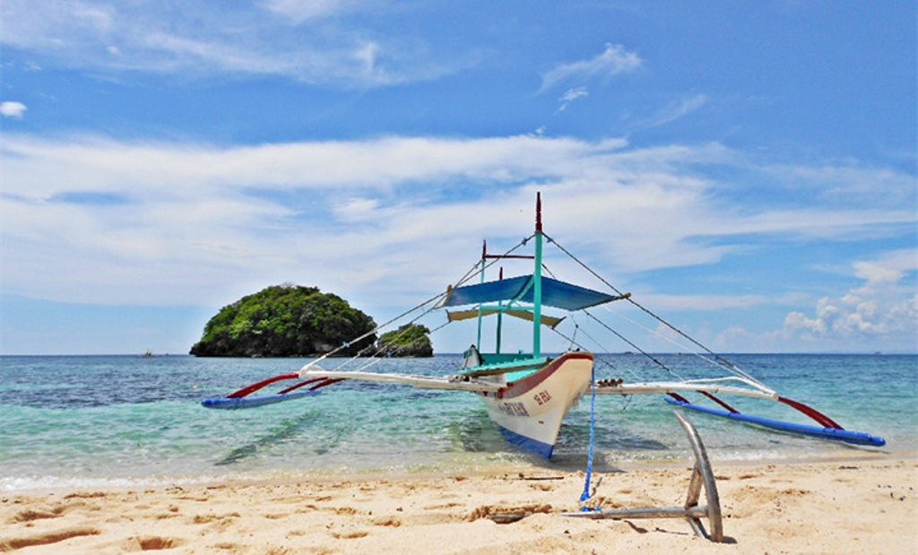 长滩岛位于菲律宾中部,处于班乃岛的西北尖端,形状如同一个哑铃整座岛