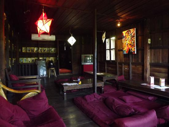 L'etranger Books and Tea