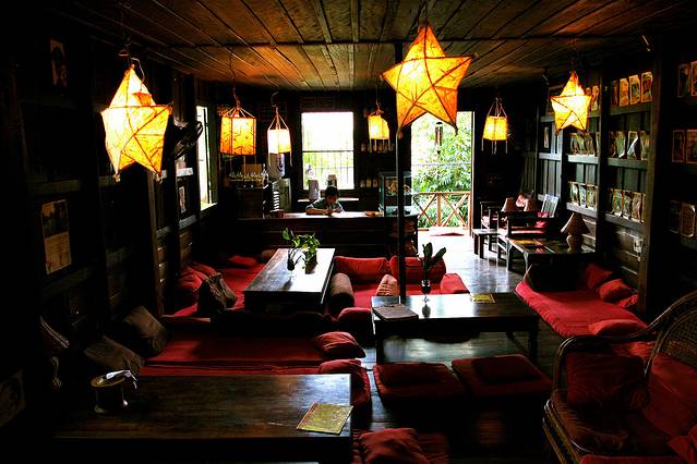 L'etranger Books and Tea