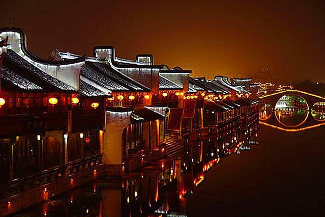 月河酒吧一条街