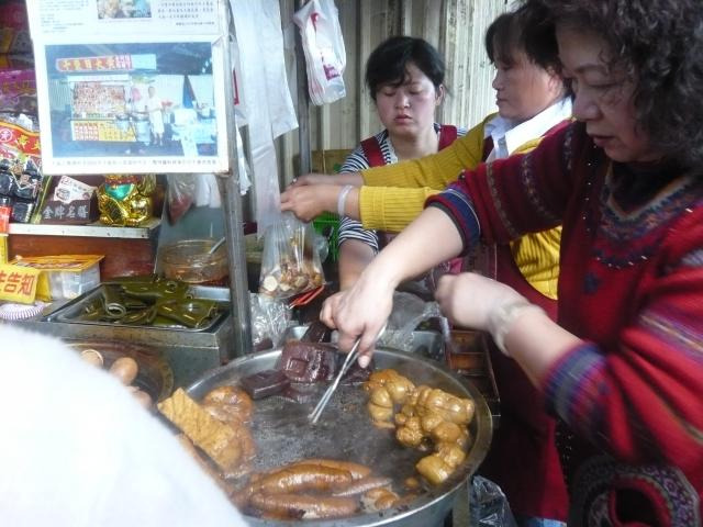 榕树下老阿伯现卤豆干