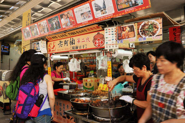 榕树下老阿伯现卤豆干