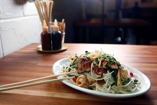 Ouisie's Table餐馆, 酒吧和公园