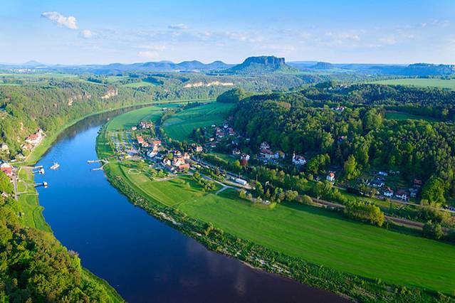 易北河在捷克语和波兰语中称为"拉贝河",是中欧主要航运水道之一,全长