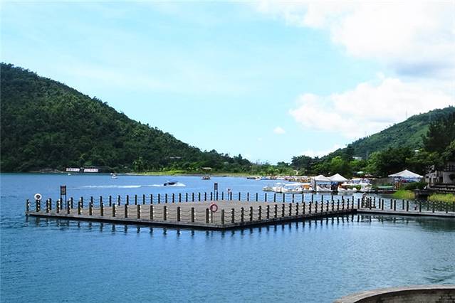 鲤鱼潭天鹅船游湖