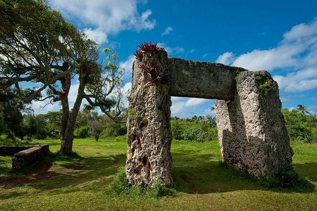 哈阿蒙加三石门