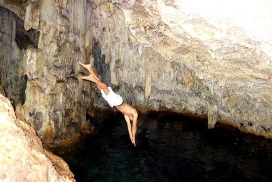 Anahulu洞穴地下游泳池