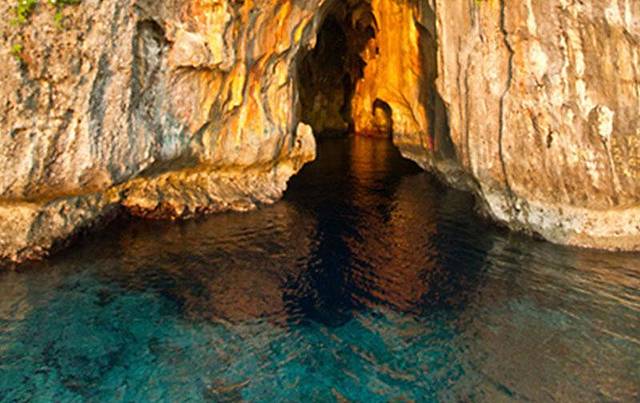 Anahulu洞穴地下游泳池