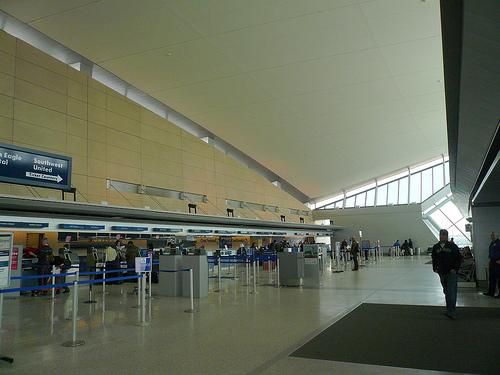 布法罗尼亚加拉国际机场