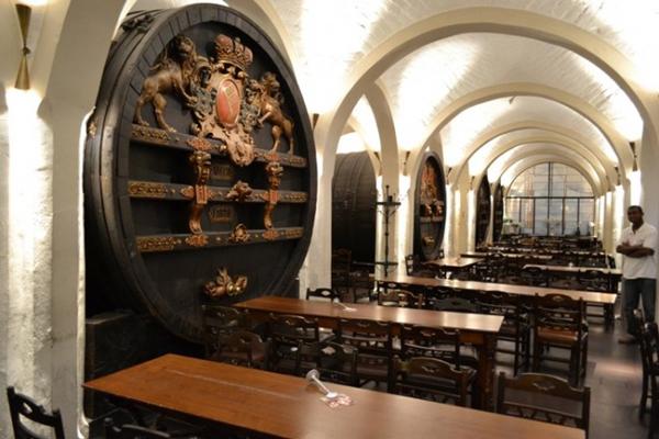 市政厅酒窖餐厅