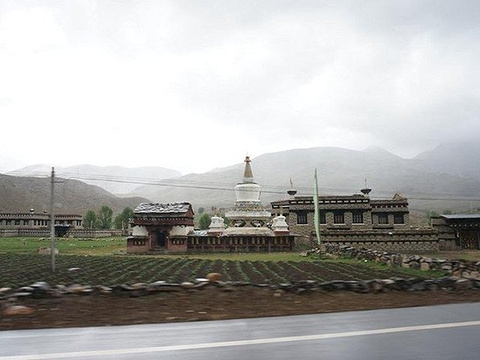 过稻城的驴友来过这里(1)龙古村是位于稻城县城北4公里处的一个小村落