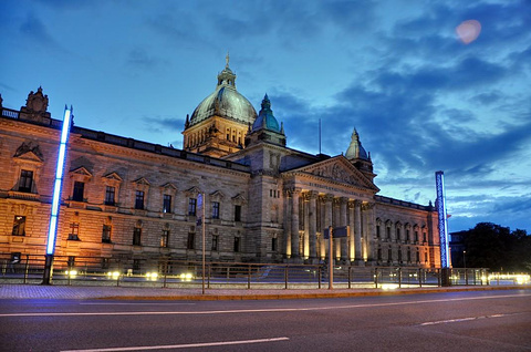 义和折衷主义风格的,很沉稳的感觉,那个英语的