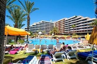 阿罗娜海滩入口处购物区