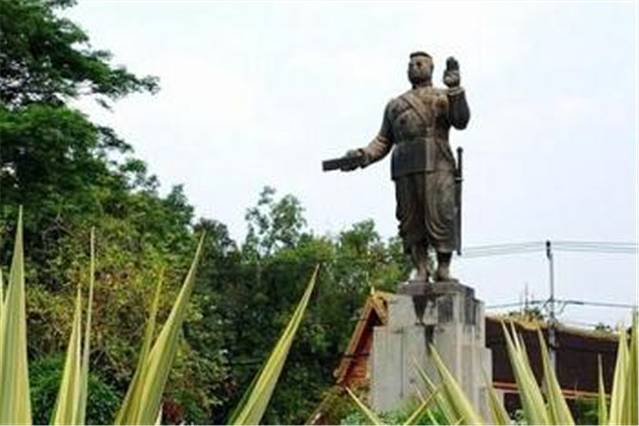 西里萨旺翁国王雕像