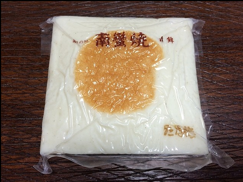 和歌山县田边市的代表特产是南蛮烧,其实就是一种独特的蒸鱼糕,还有