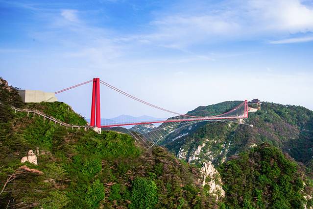 世界第一人行悬索桥