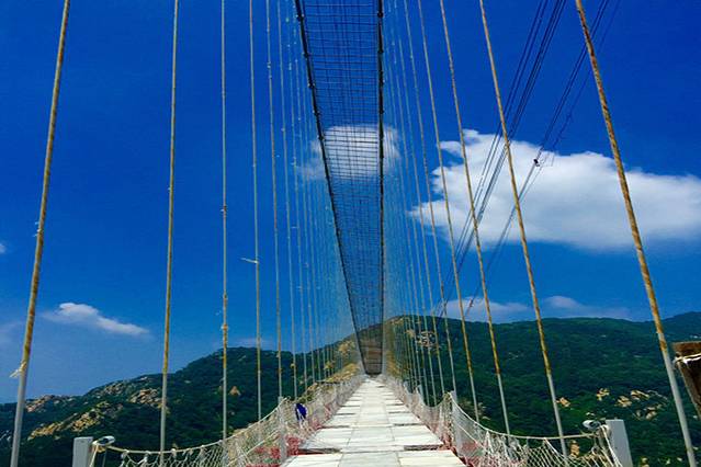 世界第一人行悬索桥