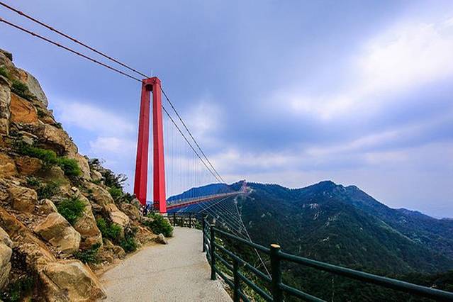 世界第一人行悬索桥