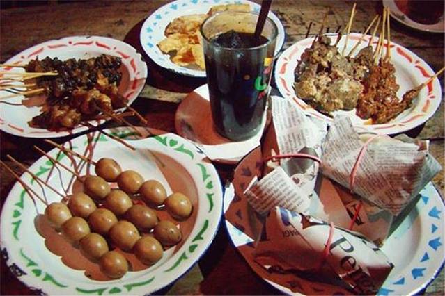 Kopi Joss di Angkringan Lek Man