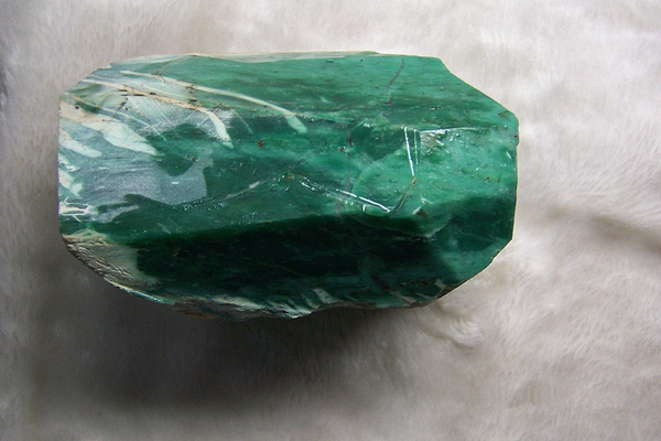 绿石就是新西兰产的玉,特点是质地坚硬,颜色翠绿乃至深墨绿色.