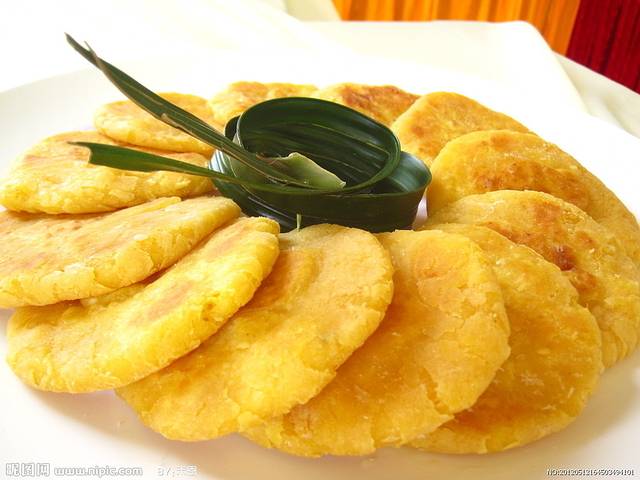 红薯脆饼 红薯脆饼有黄色和紫色.