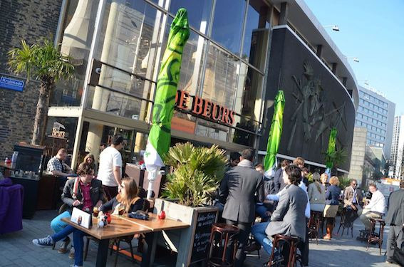 Beurs地铁站旁广场