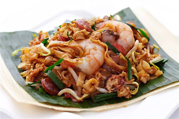 和"干炒牛河"差不多,潮汕人一般喜欢拿牛肉,芥兰和粿条一起炒,最具