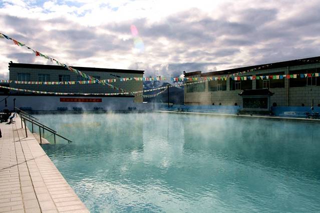 蓝色天国羊八井地热旅游区